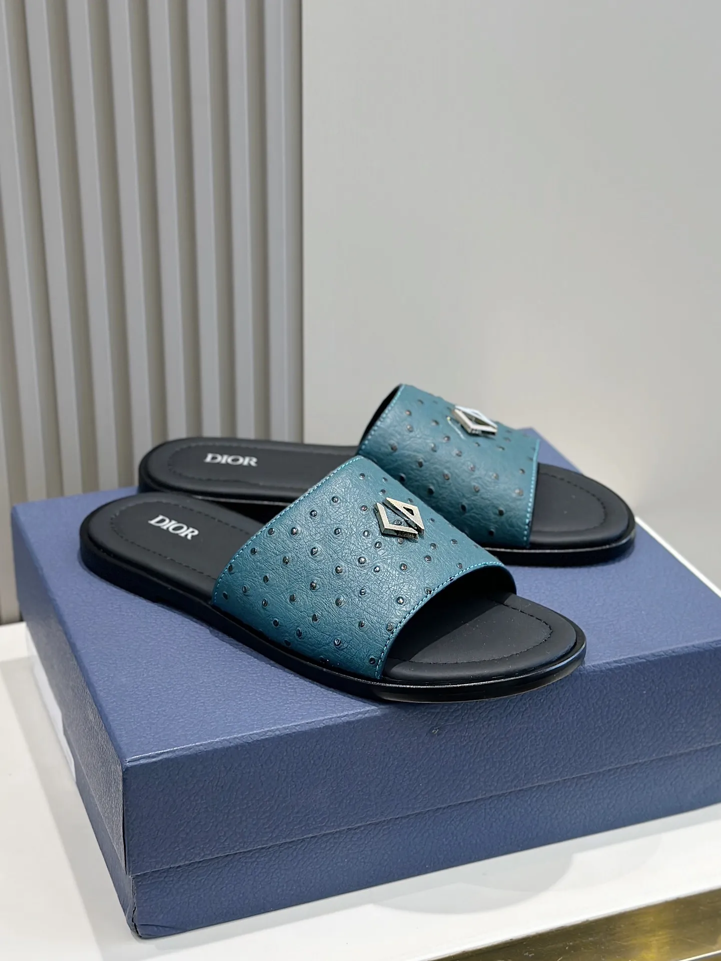 P320 [DIOR] Size 39-44 (38.45 custom-made) 2024ss Dior’s latest men’s slippers are a must-have. Dior Alias ​​Men's Genuine Leather Slippers This summer new Alias ​​sandal embodies a casual and elegant style. Carefully crafted from grained cow leather and Oblique printed fabric, with cowhide lining! Cross-strap design with metal-clad brass CD Diamond logo. The imported cowhide leather and rubber sole adds sophistication and comfort, while Oblique print-effect anti-slip panels add style.